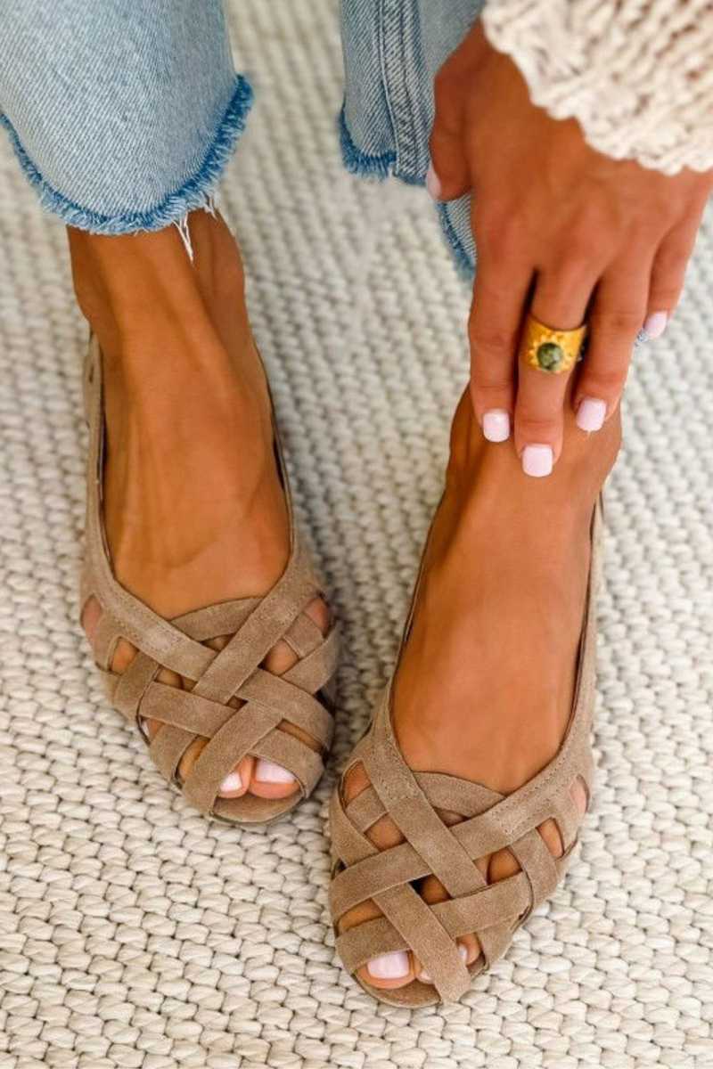 Serena - Sandalias planas con puntera abierta y tejido de textura trenzada