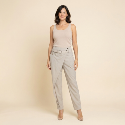 Isabel - Pantalón con diseño asimétrico y cinturón exclusivo