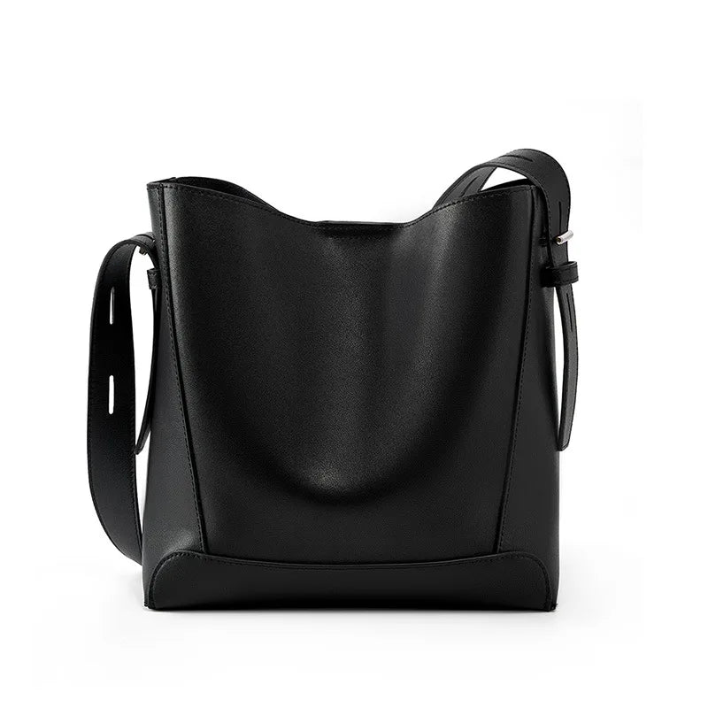MICA - Bolso para el Día a Día de lujo en cuero liso con bandolera - Negro - CARMEN VELVET