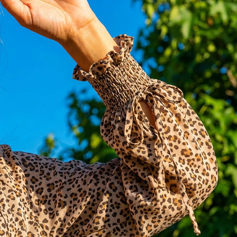Pilar - Vestido mini con escote de pico, manga larga y volantes