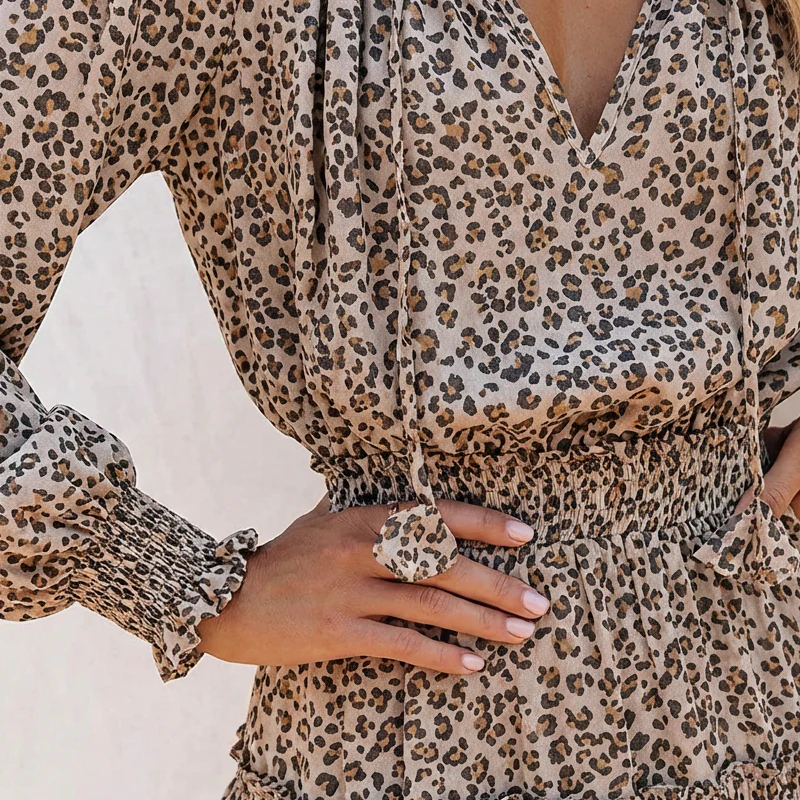 Pilar - Vestido mini con escote de pico, manga larga y volantes