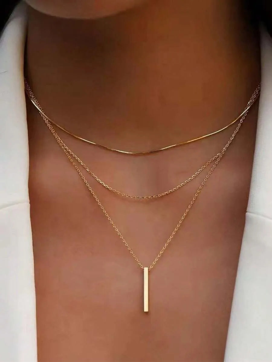 Kira - Collar multicapa de líneas limpias