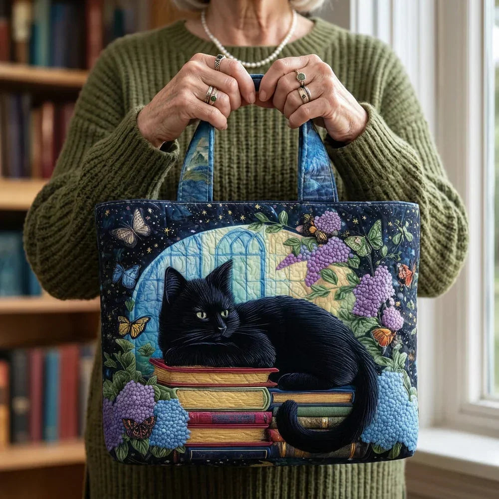 Claudia - Bolso artesanal con gato negro sobre libros
