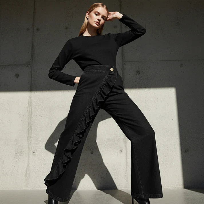 Rebeca - Pantalones denims asimétricos con volante y pernera amplia