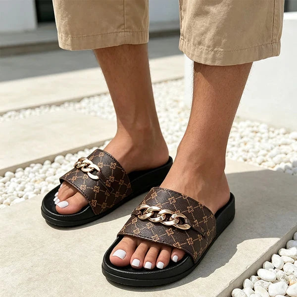 Elena - Sandalias ergonómicas con motivo monograma y adorno de cadena dorada